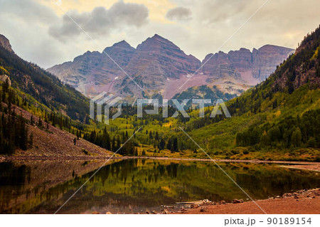 Maroon Bells majestic mountains sunrise cloudy Maroon Bells majestic mountains sunrise cloudy 90189154