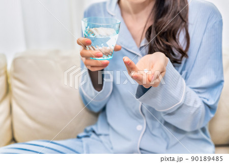 薬を飲む若い女性のイメージカット 90189485
