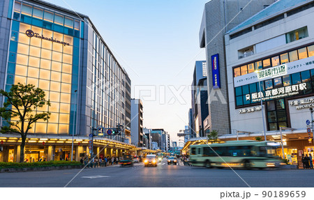京都　夕暮れの四条河原町 90189659