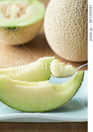 カットして盛り付けたアールスメロン 90190097