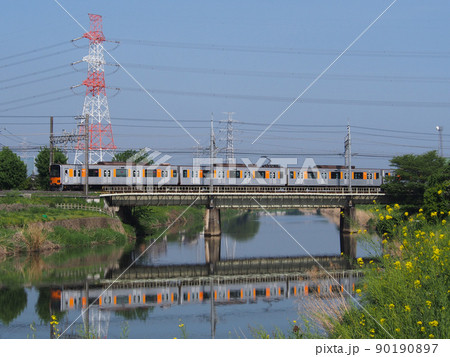 鉄橋を渡る電車 90190897