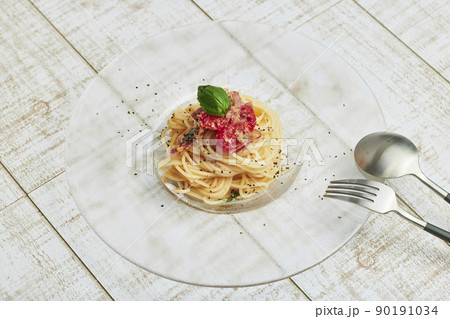 チェリートマトとバジル、ツナの冷製パスタ 90191034