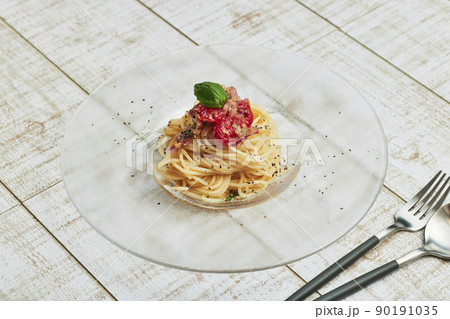 チェリートマトとバジル、ツナの冷製パスタ 90191035