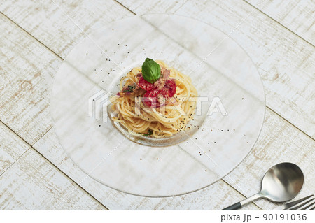 チェリートマトとバジル、ツナの冷製パスタ 90191036