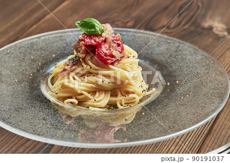 チェリートマトとバジル、ツナの冷製パスタ 90191037