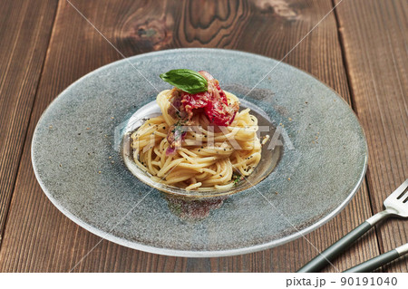 チェリートマトとバジル、ツナの冷製パスタ 90191040