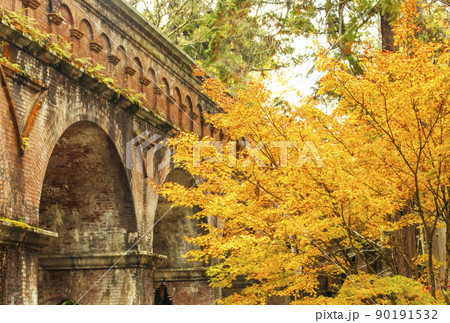 南禅寺水路閣の紅葉　京都の紅葉の名所　紅葉の絶景スポット 90191532