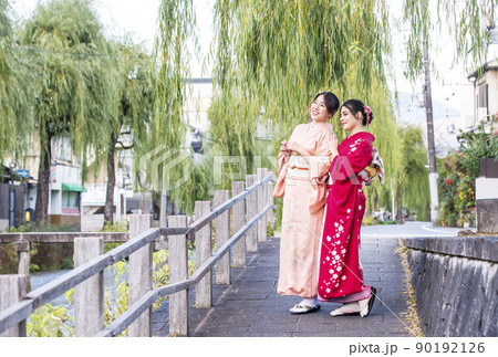 二人の着物女性　着物姿の外国人と日本人　着物で京都観光　白川と京都の街並み　イメージ素材 90192126