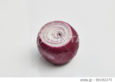 カットされたレッドオニオン(紫たまねぎ、赤たまねぎ)の断面 カットされたレッドオニオン(紫たまねぎ、赤たまねぎ)の断面 90192275