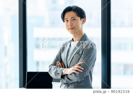 オフィスで働く若い男性 90192316