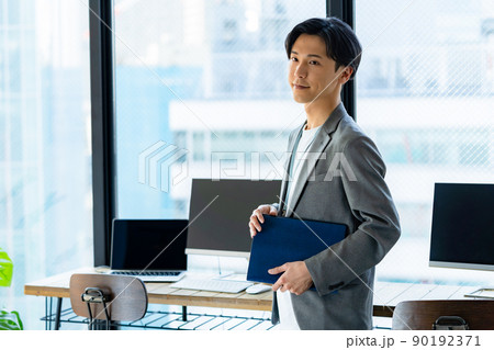 オフィスで働く若い男性 90192371