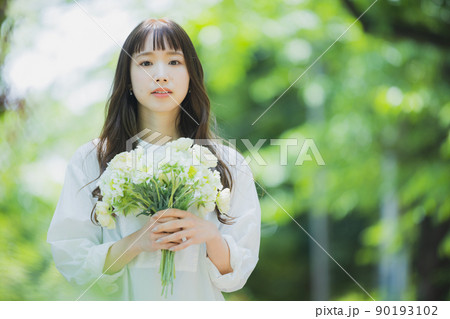 女性 新緑 花束 女性 新緑 花束 90193102