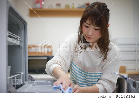 食器洗い機を掃除する女性 食器洗い機を掃除する女性 90193162