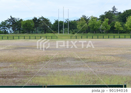 南陽市総合公園から見た旗を掲げる三本のポール 南陽市総合公園から見た旗を掲げる三本のポール 90194016