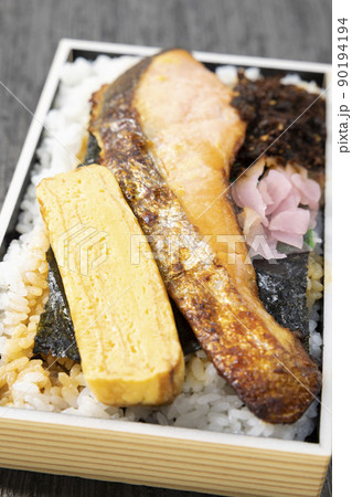 美味しい玉子焼と焼き鮭の海苔弁当 90194194