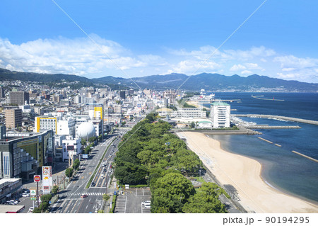 別府市街地と別府湾 90194295