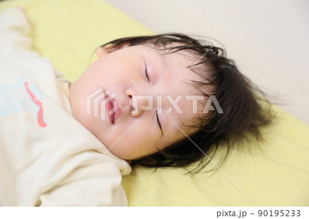 睡眠中 眠る 子供 90195233