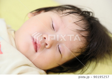 睡眠中 眠る 子供 90195257