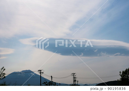 風景、写真、青空と雲 空を漂うレンズ雲 変幻自在な雲 風景、写真、青空と雲 空を漂うレンズ雲 変幻自在な雲 90195836