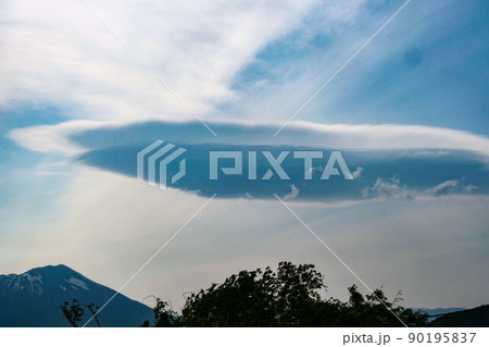 風景、写真、青空と雲 空を漂うレンズ雲 変幻自在な雲 風景、写真、青空と雲 空を漂うレンズ雲 変幻自在な雲 90195837