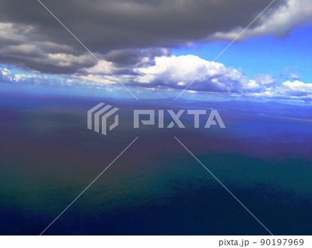機内から見る北海道の大地と空と海 機内から見る北海道の大地と空と海 90197969