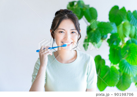 歯みがきをする若い女性 90198706