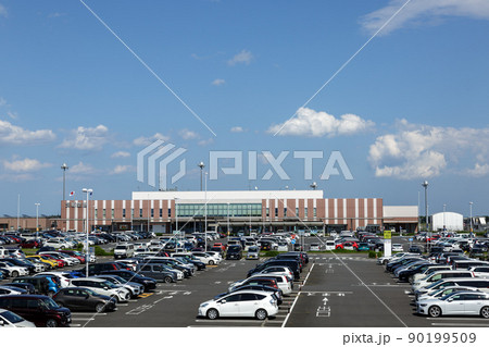 青空を背にする茨城空港ゲート建屋とパーキング 90199509