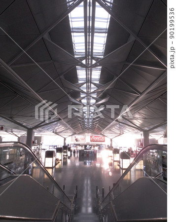 朝焼けの中部国際空港セントレアの静寂な美しさと旅への階段 朝焼けの中部国際空港セントレアの静寂な美しさと旅への階段 90199536