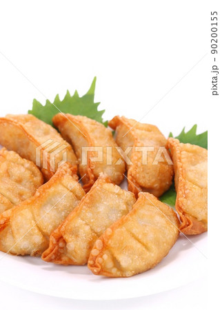揚げ餃子 揚げたギョウザ 複数 明るい背景 おかず 肴 揚げ餃子 揚げたギョウザ 複数 明るい背景 おかず 肴 90200155