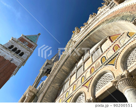 晴れた日のベネチアサンマルコ広場にある鐘楼とサンマルコ寺院 90200551