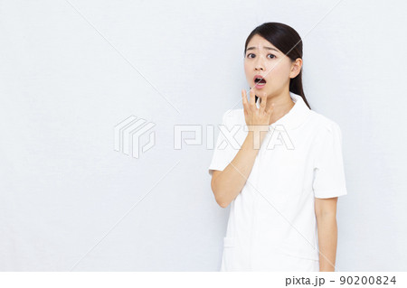 ビックリしている30代の女性看護師 90200824