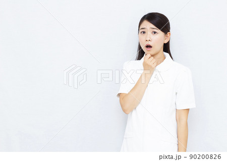 ビックリしている30代の女性看護師 90200826