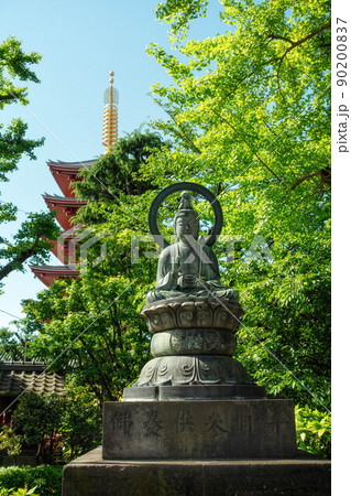 東京、浅草寺の聖観音菩薩像（千日参供養佛）と五重塔が見える初夏の風景の写真素材 [90200837] - PIXTA