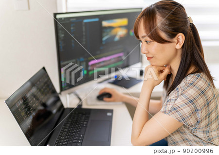 動画・映像クリエイター 女性　ノートパソコン　動画マーケティング　宣伝活動 90200996