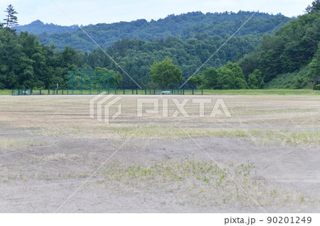 周りの山が木々が繁茂している南陽市総合公園内のグランドの風景 周りの山が木々が繁茂している南陽市総合公園内のグランドの風景 90201249