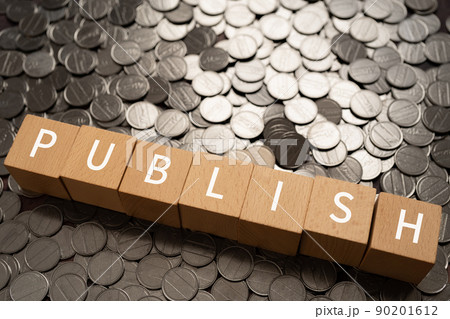 出版・発表のイメージ｜「PUBLISH」と書かれた積み木とコイン 90201612