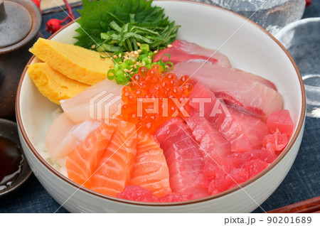 家庭でできる、豪華な海鮮丼の盛り付けイメージ例。マグロ、ブリ、サーモン、イクラ、帆立、卵焼き。の写真素材 [90201689] - PIXTA