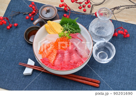 家庭でできる、豪華な海鮮丼の盛り付けイメージ例。マグロ、ブリ、サーモン、イクラ、帆立、卵焼き。 家庭でできる、豪華な海鮮丼の盛り付けイメージ例。マグロ、ブリ、サーモン、イクラ、帆立、卵焼き。 90201690