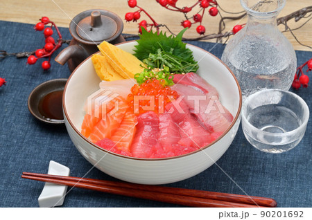 家庭でできる、豪華な海鮮丼の盛り付けイメージ例。マグロ、ブリ、サーモン、イクラ、帆立、卵焼き。 90201692