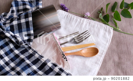 マイカトラリーを持ち歩こう。 手作りナフキンやコットンバッグを携帯して、脱プラスチック。 90201882