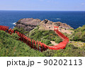 美しい元乃隅神社の赤い鳥居と青い日本海の絶景　山口県長門市 90202113