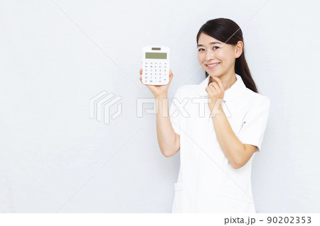 電卓を持つ30代美容クリニックのスタッフ 電卓を持つ30代美容クリニックのスタッフ 90202353
