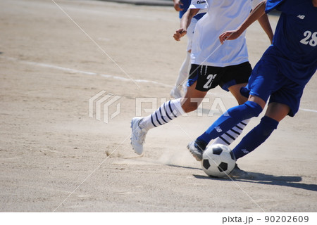 サッカーボール取り合い サッカーボール取り合い 90202609