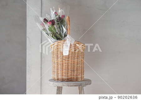 壁紙素材に　バラのドライフラワーとバスケット 90202636