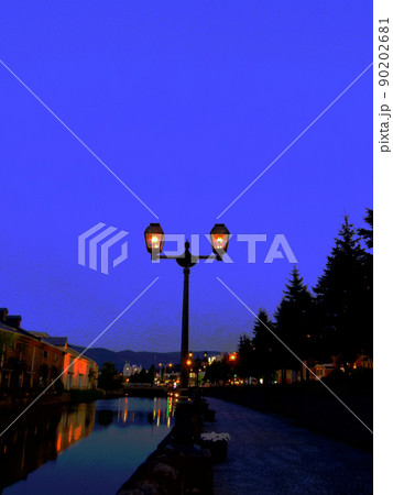 樽運河の夜景と街灯と素敵な夜景 90202681