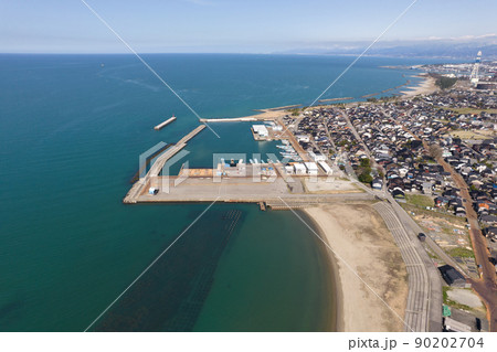 空撮ドローン富山市四方海岸と四方漁港 空撮ドローン富山市四方海岸と四方漁港 90202704