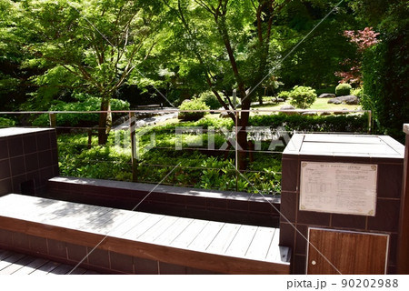 湯河原町 町立湯河原美術館の足湯と新緑 湯河原町 町立湯河原美術館の足湯と新緑 90202988