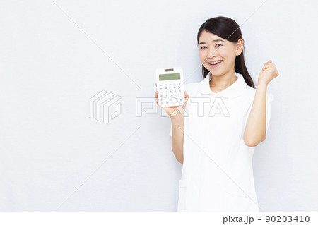 電卓を持つ30代美容クリニックのスタッフ 90203410