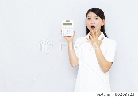 電卓を持つ30代美容クリニックのスタッフ 電卓を持つ30代美容クリニックのスタッフ 90203523