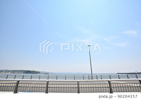 神奈川県藤沢市江の島弁天橋と海の風景 神奈川県藤沢市江の島弁天橋と海の風景 90204357